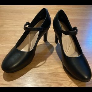 Clarks: Ambyr Shine Pump size 9